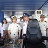Lực lượng Bảo vệ bờ biển Nhật Bản tham quan tàu CSB 8002 của Vùng Cảnh sát biển 2. (Ảnh: Đoàn Hữu Trung/TTXVN)