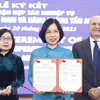 Tổng Giám đốc Thông tấn xã Việt Nam Vũ Việt Trang thực hiện nghi thức ký kết. (Ảnh: An Đăng/TTXVN)