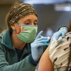 Nhân viên y tế tiêm vaccine ngừa COVID-19 cho người dân tại Bidderford, Maine, Mỹ. (Ảnh: AFP/TTXVN)