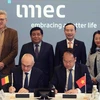 Ký bản ghi nhớ giữa Trung tâm vi điện tử liên đại học IMEC và Trung tâm đổi mới sáng tạo quốc gia Việt Nam. (Ảnh: Hương Giang/TTXVN)