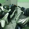 Hai chiếc xe máy nghi bị mất trộm được phát hiện trong một phòng trọ tại Bình Hòa. (Ảnh: TTXVN phát)