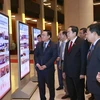 Chủ tịch Quốc hội Vương Đình Huệ và đại biểu tham quan Triển lãm ảnh dấu ấn hoạt động đối ngoại của Quốc hội Việt Nam. (Ảnh: Doãn Tấn/TTXVN)
