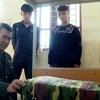 Các chiến sỹ biên phòng Đồn biên phòng Môn Sơn, Bộ đội biên phòng Nghệ An, hướng dẫn các em học sinh người Đan Lai những kỹ năng sống tại Ký túc xá Trường THCS Môn Sơn. (Ảnh: Văn Tý/TTXVN)