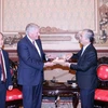 Phó Chủ tịch UBND Thành phố Hồ Chí Minh Ngô Minh Châu - thứ hai từ phải sang tặng quà lưu niệm cho Mục sư Franklin Graham - thứ 2 từ trái sang. (Ảnh: Xuân Khu/TTXVN)