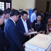 Ông Nguyễn Xuân Thắng với các đại biểu tham quan trưng bày sách. (Ảnh: Văn Điệp/TTXVN)
