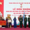 Phó Chủ tịch nước Võ Thị Ánh Xuân trao Danh hiệu Anh hùng Lực lượng vũ trang nhân dân cho Hội Liên hiệp Phụ nữ Khu 5. (Ảnh: Trần Lê Lâm/TTXVN)