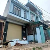 Những ngôi nhà kiên cố cao tầng của các hộ dân tổ 6 khu 3B phường Giếng Đáy bị nghiêng đổ, nứt tách nhiều vị trí. (Ảnh: Thanh Vân/TTXVN)