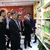Các doanh nghiệp Singapore tham quan gian hàng Việt Nam trưng bày bên ngoài hội nghị. (Ảnh: Xuân Anh/TTXVN)