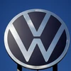 Biểu tượng hãng Volkswagen tại trụ sở ở Wolfsburg, Đức. (Ảnh: AFP/TTXVN)