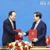 Phó Thủ tướng Chính phủ Lê Minh Khái và Phó Thủ tướng Hàn Quốc Choo Kyung-ho ký Biên bản cuộc họp. (Ảnh: An Đăng/TTXVN)