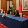 Đại diện Iran và Saudi Arabia ký thỏa thuận trước sự chứng kiến của nhà ngoại giao Trung Quốc Vương Nghị. (Nguồn: TASNIM)