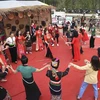 Người dân, du khách cùng trải nghiệm các hoạt động văn hóa tại Lễ hội hoa ban. (Ảnh: Xuân Tư/TTXVN)