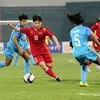 Một pha đi bóng của tiền đạo số 10 U20 nữ Việt Nam Ngọc Minh Chuyên (áo đỏ) trong trận đấu. (Ảnh: Trung Kiên/TTXVN)
