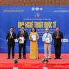 Phó trưởng Ban Tuyên giáo Trung ương Trần Thanh Lâm và Thứ trưởng Bộ Văn hóa, Thể thao và Du lịch Tạ Quang Đông trao huy chương Vàng ở các thể loại cho tác giả đoạt giải. (Ảnh: Thanh Tùng/TTXVN)