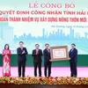 Thủ tướng Phạm Minh Chính trao Quyết định công nhận tỉnh Hải Dương hoàn thành nhiệm vụ xây dựng nông thôn mới. (Ảnh: Dương Giang/TTXVN)
