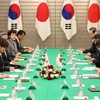 Quan hệ Hàn Quốc-Nhật Bản đang bước sang chương mới, được đánh dấu bằng cuộc gặp thượng đỉnh giữa Tổng thống Hàn Quốc Yoon Suk-yeol (thứ 3, trái) và Thủ tướng Nhật Bản Fumio Kishida (phải). (Nguồn: Yonhap/TTXVN)