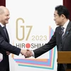 Thủ tướng Nhật Bản Fumio Kishida (phải) trong cuộc họp báo chung với Thủ tướng Đức Olaf Scholz tại Tokyo, ngày 18/3. (Ảnh: Kyodo/TTXVN)
