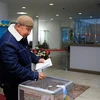 Cử tri bỏ phiếu trong cuộc bầu cử Hạ viện trước thời hạn tại Almaty, Kazakhstan ngày 19/3. (Ảnh: AFP/TTXVN)