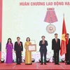 Chủ tịch Quốc hội Vương Đình Huệ trao Huân chương Lao động hạng Nhì cho Ban Công tác đại biểu. (Ảnh: Doãn Tấn/TTXVN)