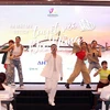 Ca sỹ, nhạc sỹ Only C và vũ đoàn biểu diễn ca khúc 'Tuyệt vời Đà Nẵng' tại lễ ra mắt. (Ảnh: Trần Lê Lâm/TTXVN)