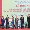 Chủ tịch Quốc hội Vương Đình Huệ trao Huân chương Lao động hạng Nhì của Chủ tịch nước tặng Ban Dân nguyện. (Ảnh: Doãn Tấn/TTXVN)