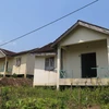 Hàng chục căn nhà bỏ hoang tại thôn tái định cư thủy điện Xô Luông, xã Đăk Nên, huyện Kon Plong, tỉnh Kon Tum, do người dân thiếu đất sản xuất. (Ảnh: Dư Toán/TTXVN)