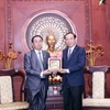 Bí thư Thành ủy Thành phố Hồ Chí Minh Nguyễn Văn Nên tặng phẩm lưu niệm cho ông Khampheng Vilaphanh. (Ảnh: Xuân Khu/TTXVN)