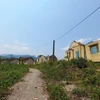 Cảnh hoang tàn tại thôn tái định cư Xô Luông, xã Đăk Nên, huyện Kon Plong, tỉnh Kon Tum khi người dân bỏ hoang những căn nhà tái định cư. (Ảnh: Dư Toán/TTXVN)