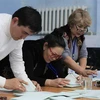 Nhân viên bầu cử kiểm phiếu sau cuộc bầu cử Quốc hội ở Almaty, Kazakhstan, ngày 19/3. (Ảnh: AFP/TTXVN)