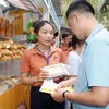 Một số đơn vị kinh doanh giới thiệu sản phẩm ăn kèm với bánh mì tại Lễ hội bánh mỳ Việt Nam lần thứ nhất năm 2023. (Ảnh: Mỹ Phương/TTXVN)