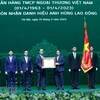 Thủ tướng Phạm Minh Chính trao Danh hiệu Anh hùng Lao động cho Ngân hàng thương mại cổ phần Ngoại thương Việt Nam. (Ảnh: Dương Giang/TTXVN)