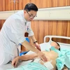 Bệnh nhân Q được chăm sóc sau phẫu thuật tại Bệnh viện Hữu nghị Việt-Đức.