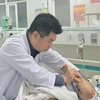 Bác sỹ Bệnh viện Nhi đồng 2, Thành phố Hồ Chí Minh điều trị tích cực cho một học sinh trong vụ tai nạn. (Ảnh: TTXVN phát)