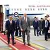 Chủ nhiệm Văn phòng Chủ tịch nước Lê Khánh Hải đón Toàn quyền Australia David Hurley tại Sân bay quốc tế Nội Bài. (Ảnh: An Đăng/TTXVN)