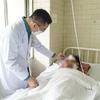 Bác sỹ Bệnh viện Chợ Rẫy, Thành phố Hồ Chí Minh điều trị tích cực cho nạn nhân bị thương nặng do tự chế pháo nổ theo video clip trên mạng. (Ảnh: TTXVN phát)