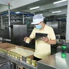 Vinasoy áp dụng hệ thống quản lý chất lượng, an toàn thực phẩm theo chuẩn quốc tế FSSC 22000. (Ảnh: TTXVN phát)