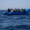 Người di cư được giải cứu trên Địa Trung Hải trong hành trình di cư bất hợp pháp đến châu Âu. (Ảnh: AFP/TTXVN)