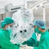 Các bác sỹ Bệnh viện Đa khoa tỉnh Thanh Hóa sử dụng kính vi phẫu để phẫu thuật cắt bỏ khối u não cho bệnh nhân. (Ảnh TTXVN phát)