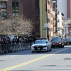 Đoàn xe áp giải cựu Tổng thống Mỹ Donald Trump tới tòa án hình sự Manhattan ở New York, Mỹ ngày 4/4. (Ảnh: THX/TTXVN)