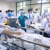 Các phương tiện cấp cứu lần lượt chuyển 14 trường hợp tai nạn giao thông vào Bệnh viện E. (Ảnh: PV/Vietnam+)