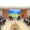 Thủ tướng Phạm Minh Chính và Phó Thủ tướng Nga Dmitry Chernyshenko. (Ảnh: Dương Giang/TTXVN)