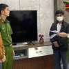 Cơ quan điều tra thực hiện lệnh bắt giam Hoàng Quang Huy - Trưởng Phòng Kế hoạch-Tài chính Trường Đại học Bách khoa-Đại học Đà Nẵng hồi tháng 2/2023. (Ảnh: TTXVN phát)