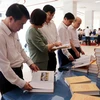 Các đại biểu nghiên cứu, học tập tác phẩm của Tổng Bí thư Nguyễn Phú Trọng. (Ảnh: Quang Cường/TTXVN)