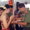 Nghi lễ buộc chỉ tay trong lễ đón Tết cổ truyền Bunpimay (Lào) được tổ chức ở Phân hiệu Đại học Đà Nẵng tại tỉnh Kon Tum. (Ảnh: Khoa Chương/TTXVN)