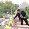 Thủ tướng Phạm Minh Chính thắp hương phần mộ liệt sỹ tại Nghĩa trang liệt sỹ A1. (Ảnh: Dương Giang/TTXVN)