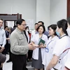 Thủ tướng Phạm Minh Chính kiểm tra việc cung ứng thuốc tại Bệnh viện Nhi Trung ương. (Ảnh: Dương Giang/TTXVN)