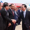 Các quan chức Lào tiễn Chủ tịch nước Võ Văn Thưởng tại Sân bay quốc tế Wattay ở thủ đô Vientiane. (Ảnh: Thống Nhất/TTXVN)