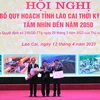 Bộ trưởng Bộ Kế hoạch và Đầu tư Nguyễn Chí Dũng trao Quyết định của Thủ tướng Chính phủ cho tỉnh Lào Cai. (Ảnh: Thu Hương/TTXVN)