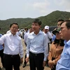 Phó Thủ tướng Chính phủ Trần Hồng Hà trao đổi với lãnh đạo tỉnh Phú Yên về việc xây dựng cảng Bãi Gốc. (Ảnh: Xuân Triệu/TTXVN)