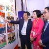 Các đại biểu tham quan trưng bày triển lãm ảnh về quan hệ Việt Nam-Pháp, hợp tác giữa các địa phương Việt Nam và Pháp. (Ảnh: Văn Điệp/TTXVN)